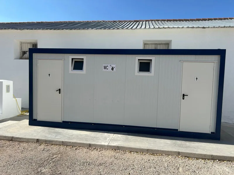 Exterior del módulo de aseos