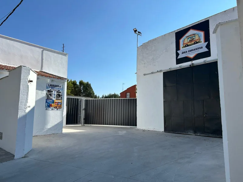 Entrada al recinto desde Paseo Santa Ana