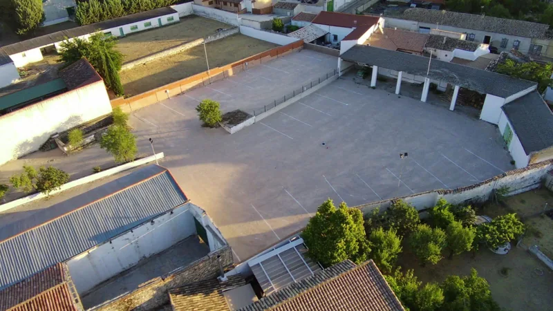 Panorámica de las parcelas y los edificios del área