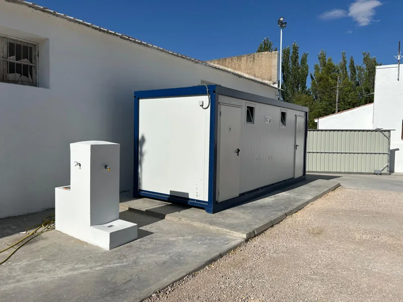 Módulo de aseos junto a la zona de servicio para autocaravanas